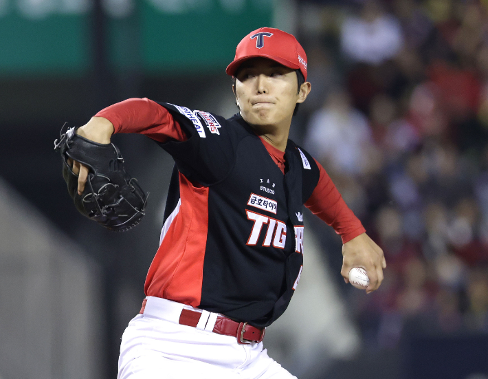 20일 서울 잠실야구장에서 열린 KBO 프로야구 포스트시즌 준플레이오프 3차전 KIA 타이거즈와 LG 트윈스의 경기. KIA 이의리가 7회말 2사 만루 상황에서 역투하고 있다. 연합뉴스 