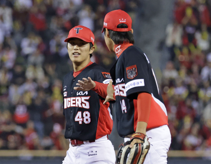 20일 서울 잠실야구장에서 열린 KBO 프로야구 포스트시즌 준플레이오프 3차전 KIA 타이거즈와 LG 트윈스의 경기.  7회말 2사 만루 상황에서 KIA 투수 이의리가 이닝을 무실점으로 마친 뒤 기뻐하고 있다. 연합뉴스