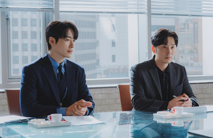 이준혁은 시즌2 제작에 대해 "짧고 굵게 보는 걸 좋아해 사실 시즌제를 그렇게 좋아하지는 않았다"면서도, "최근에 드라마 '테드 래소' 시리즈를 봤는데 배우들에게 정이 붙을 수 있다는 생각이 들었고 다음 이야기도 더 보고 싶다는 생각도 했다"고 밝혔다. 티빙 제공