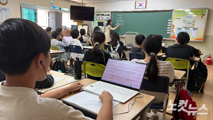 지난달 17일 인천 석암초등학교의 수학 수업 시간에 이주배경학생이 교사의 음성이 모국어로 자동 번역되는 동시통역 프로그램을 사용해 수업을 듣고 있다. 김수정 기자