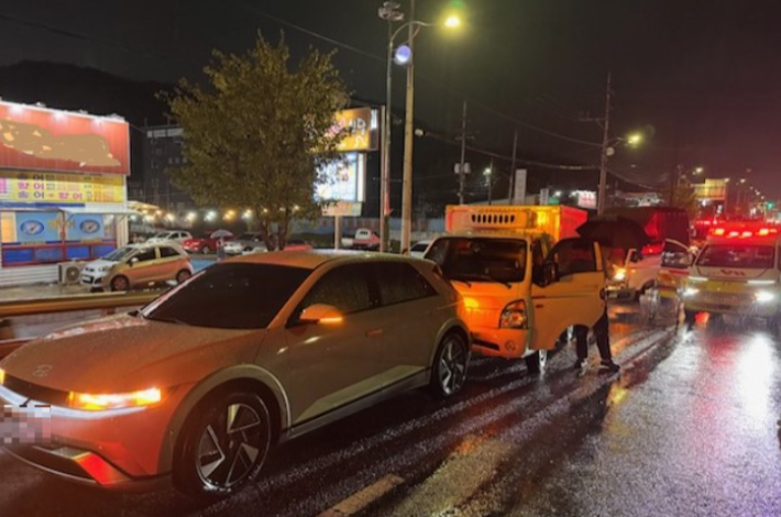 20일 오후 6시 33분쯤 경북 구미시 지산동 구미교 인근 도로에서 승용차와 화물차 3대가 연달아 들이받는 사고가 났다. 경북소방본부 제공
