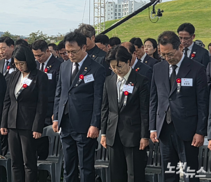지난 19일 순천 오천그린광장에서 열린 제78주기 여순사건 합동추념식. 왼쪽부터 용혜인 국회의원, 송형곤 전남광주통합특별시의회 의장, 고의숙 제주특별자치도교육감, 손훈모 순천시장. 박사라 기자 