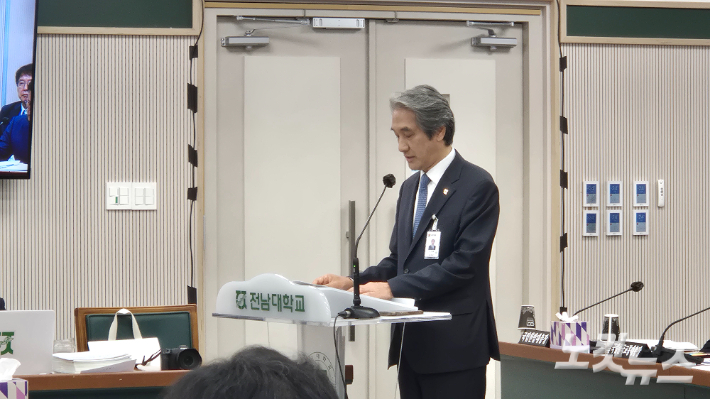 21일 오전 전남대학교에서 열린 국회 교육위원회 국정감사에서 이근배 전남대 총장이 업무보고하고 있다. 한아름 기자 