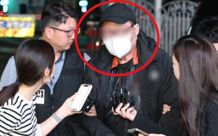 20일 서울 강남구 역삼동 소재 건물 두 곳에서 연달아 방화한 혐의를 받는 70대 남성 A씨가 서울 수서경찰서로 압송되고 있다. 연합뉴스