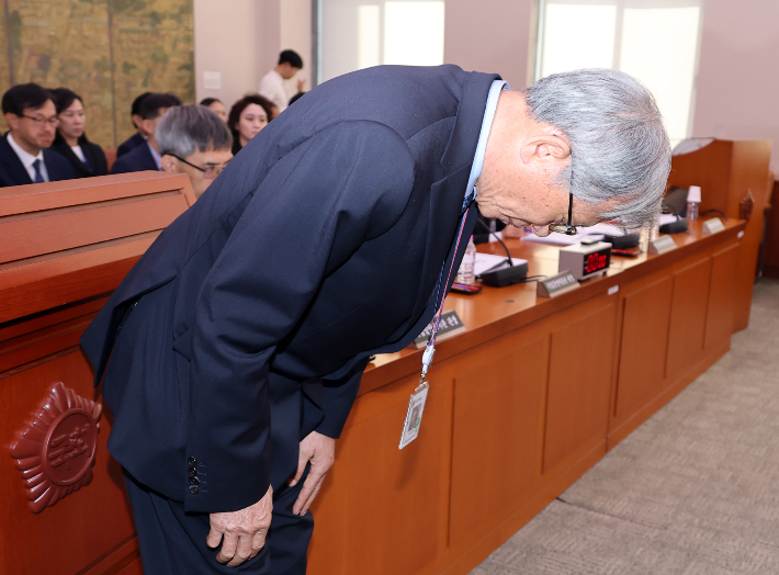 유홍준 국립중앙박물관장이 19일 국회에서 열린 문화체육관광위원회 국정감사에서 개인 소장품 전시를 둘러싼 논란에 고개 숙여 사과하고 있다. 연합뉴스