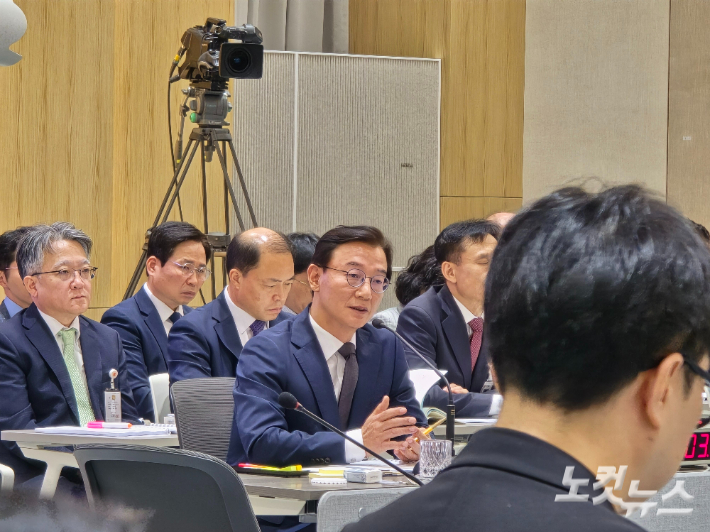 부산시 국정감사에서 통일교 의혹에 대해 반박하는 전재수 부산시장. 송호재 기자