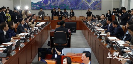 21일 서울 여의도 국회 운영위원회 전체회의에서 여야 의원들이 언재을 벌이고 있다.