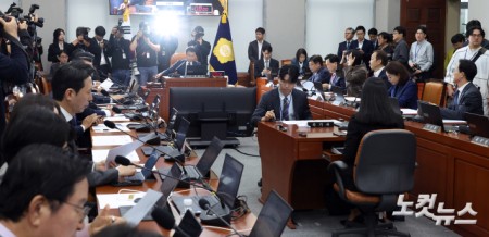 21일 서울 여의도 국회 운영위원회 전체회의에서 한병도 위원장이 의사봉을 두드리고 있다. 이날 회의에서 강훈식 전 청와대 비서실장, 김용범 전 청와대 정책실장, 김현지 청와대 제1부속실장 등 국민의힘이 요구한 인사들을 제외한 채 국정감사 증인 출석요구안이 의결됐다.