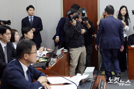 21일 서울 여의도 국회 운영위원회 전체회의에서 국민의힘 정점식 원내대표가 회의장을 나서고 있다.