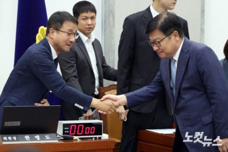 국회 운영위, 악수하는 한병도-정점식