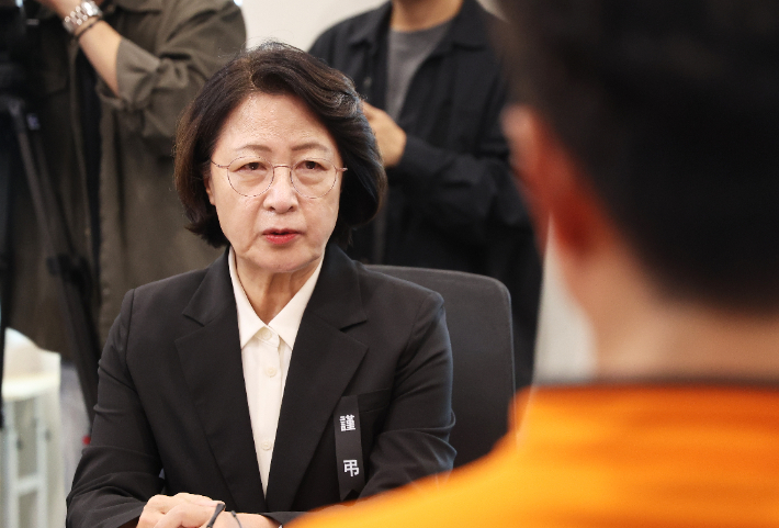 추미애 경기도지사가 20일 경기도 수원시 경기도청에서 전국공무원노동조합 소방본부 소방관들과 간담회를 하고 있다. 연합뉴스
