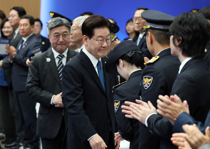 이재명 대통령이 21일 서울 서대문구 경찰청에서 81주년 경찰의 날 기념식을 마친 후 이석하고 있다. 연합뉴스