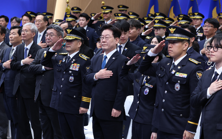이재명 대통령이 21일 서울 서대문구 경찰청에서 열린 81주년 경찰의 날 기념식에서 국기에 경례하고 있다. 연합뉴스