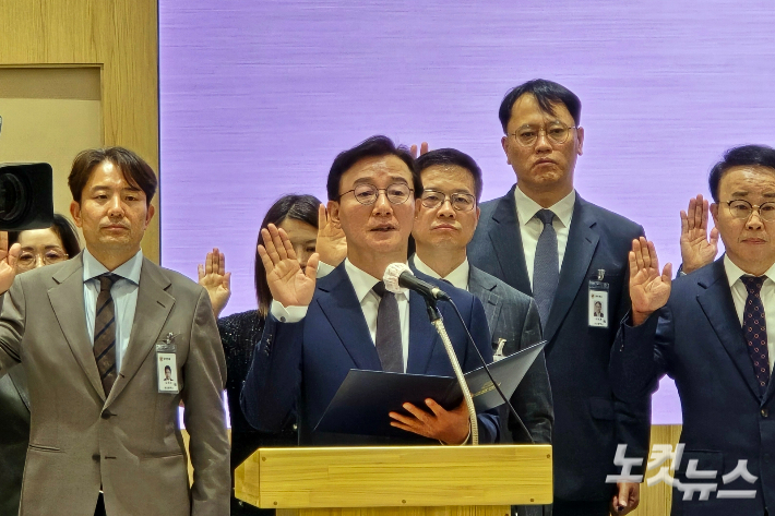 국회 행정안전위원회 국정감사에서 선서하는 전재수 부산시장과 시 간부들. 송호재 기자