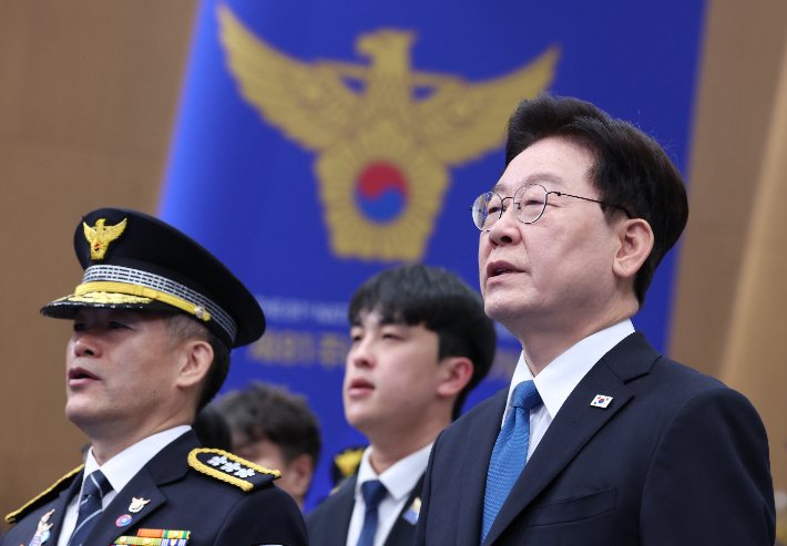 이재명 대통령이 21일 서울 서대문구 경찰청에서 열린 81주년 경찰의 날 기념식에서 애국가를 제창하고 있다. 왼쪽은 김종철 경찰청장 직무대행. 연합뉴스