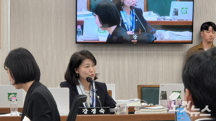 21일 국회 교육위원회 소속 강경숙 조국혁신당 의원이 전남대학교에서 열린 국정감사에서 이근배 전남대 총장에게 질의하고 있다. 한아름 기자