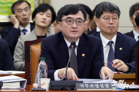 임기근 국무조정실장이  21일 서울 여의도 국회에서 열린 정무위원회 비금융 분야 종합감사에서 의원 질의에 답변을 하고 있다.