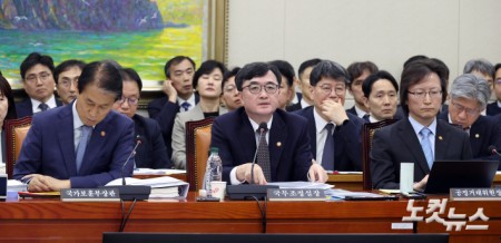 임기근 국무조정실장이  21일 서울 여의도 국회에서 열린 정무위원회 비금융 분야 종합감사에서 의원 질의에 답변을 하고 있다.