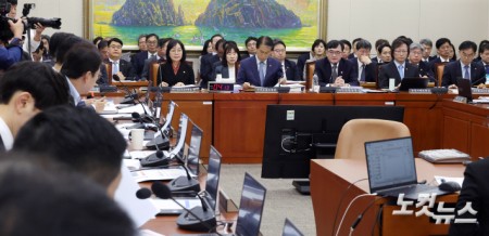 임기근 국무조정실장이  21일 서울 여의도 국회에서 열린 정무위원회 비금융 분야 종합감사에서 의원 질의에 답변을 하고 있다.