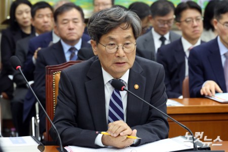 정일연 국민권익위원장이 21일 서울 여의도 국회에서 열린 정무위원회 비금융 분야 종합감사에서 의원 질의에 답변을 하고 있다.