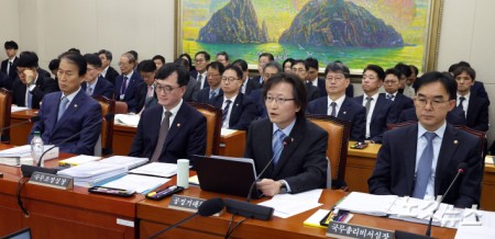 주병기 공정거래위원장이 21일 서울 여의도 국회에서 열린 정무위원회 비금융 분야 종합감사에서 의원 질의에 답변을 하고 있다.