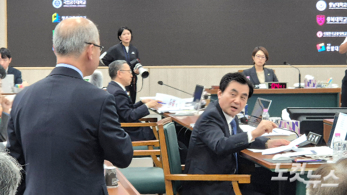 21일 국회 교육위원회 소속 안규백 더불어민주당 의원이 전남대학교에서 열린 국정감사에서 교육부 관계자에게 질의하고 있다. 한아름 기자 