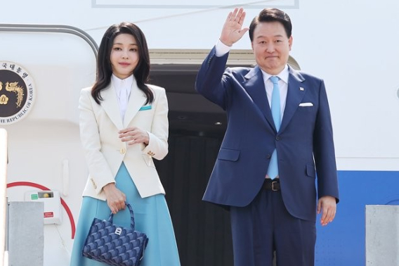 2023년 6월 19일 당시 2030년 세계박람회 개최국 결정을 앞두고 유치전의 최대 분수령으로 전망됐던 제172차 국제박람회기구(BIE) 총회 참석차 프랑스 파리로 출국하는 윤석열 전 대통령 내외. 연합뉴스