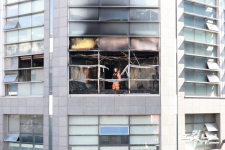전날 화재가 발생한 21일 서울 강남구 역삼동 신명빌딩에서 소방 화재조사관이 화재 원인 조사를 위해 현장 감식을 하고 있다.