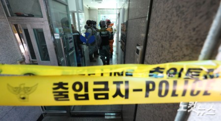 전날 화재가 발생한 21일 서울 강남구 역삼동 한양빌딩에서 경찰 화재감식반이 화재 원인 조사를 위해 현장 감식에 나서고 있다.