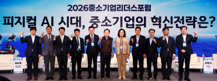 21일 롯데호텔 제주에서 열린 '2026 중소기업 리더스포럼' 참석자들이 기념 촬영을 하고 있다. (왼쪽 다섯번째부터)신용한 충북도지사, 김기문 중소기업중앙회장, 박영선 재정경제부 전략경제자문단 위원장. 중기중앙회 제공