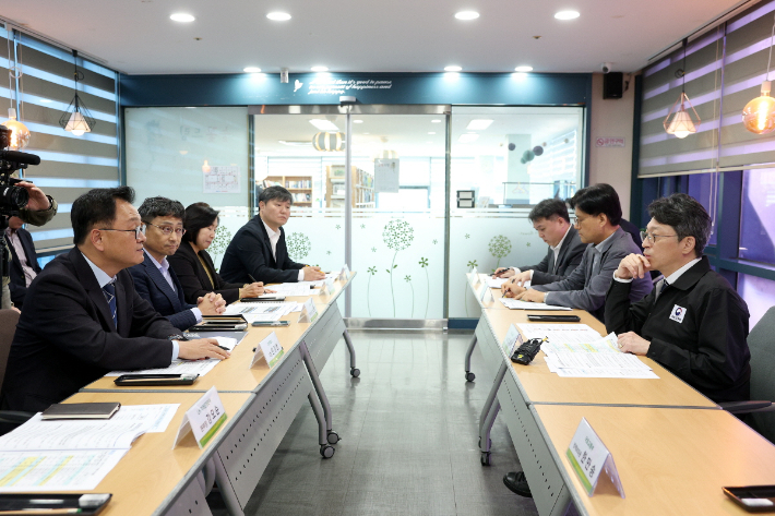 민경선 고양특례시장이 홍지선 국토교통부 장관을 비롯한 관계자들과 노후계획도시 정비사업 추진을 위한 협력 방안을 논의하고 있다. 고양시 제공
