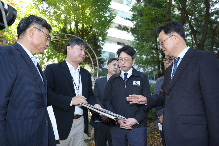 경선 고양특례시장이 홍지선 국토교통부 장관을 비롯한 관계자들과 일산 선도지구인 백송마을 현장을 점검하고 있다. 고양시 제공