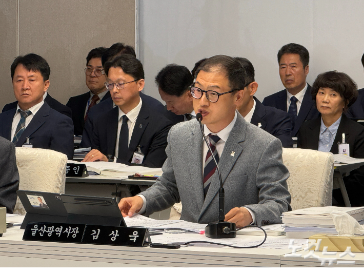 김상욱 울산시장이 21일 시청 국정감사에서 의원들의 질의에 답변하고 있다. 이상록 기자
