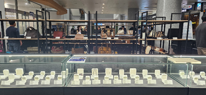 21일 전북도청 1층에 전시된 지방세 체납자 압류품. 전북도 제공