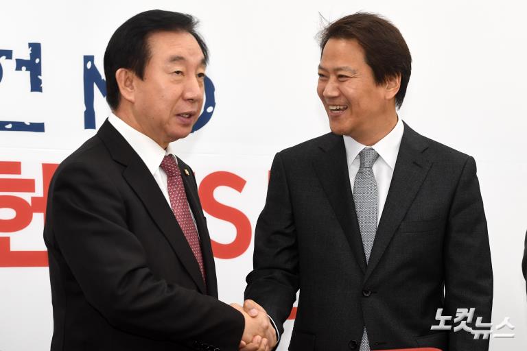 김성태 자유한국당 원내대표 만나기 위해 국회 찾아온 임종석 비서실장