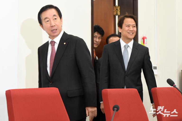 김성태 자유한국당 원내대표 만나기 위해 국회 찾아온 임종석 비서실장