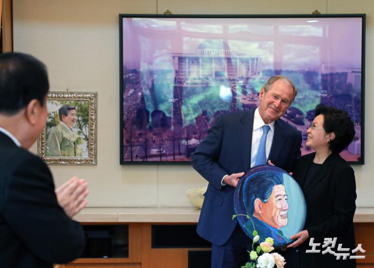 부시 전 미국대통령, 너럭바위 참배