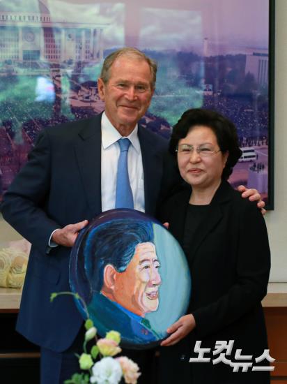 부시 전 미국대통령, 너럭바위 참배