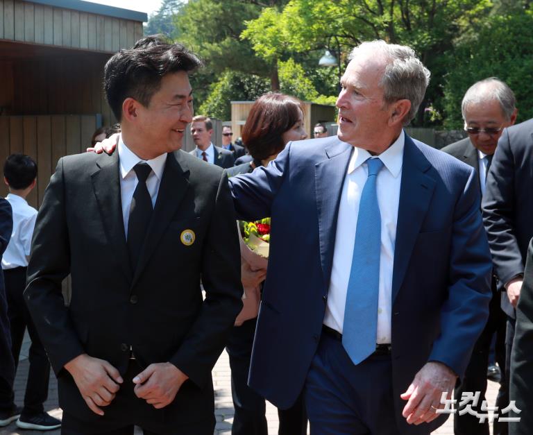 부시 전 미국대통령, 너럭바위 참배