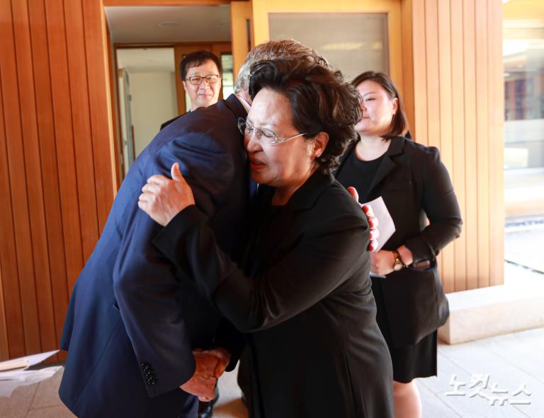 부시 전 미국대통령, 너럭바위 참배