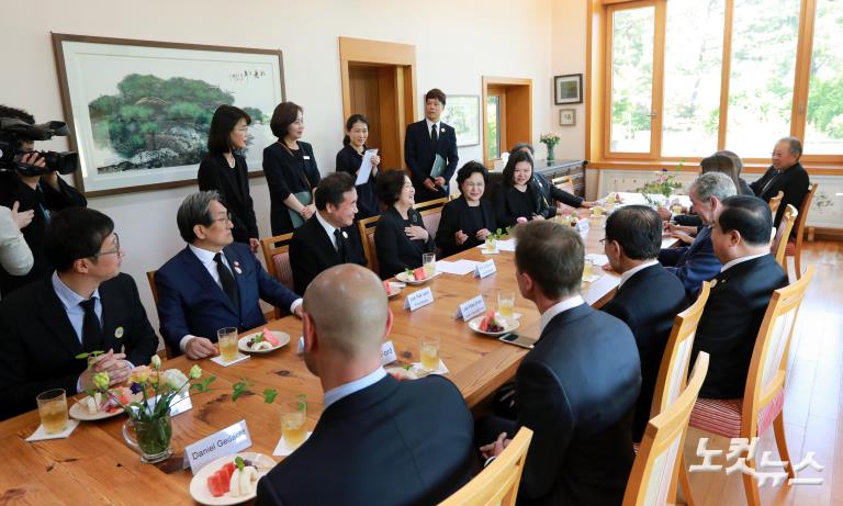 부시 전 미국대통령, 너럭바위 참배