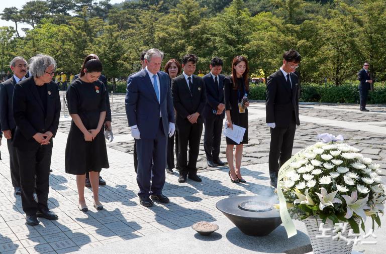 부시 전 미국대통령, 너럭바위 참배