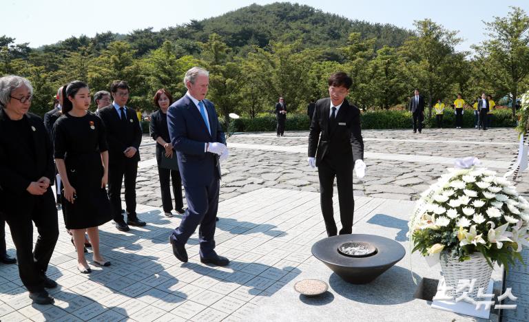 부시 전 미국대통령, 너럭바위 참배