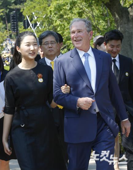 부시 전 미국대통령, 너럭바위 참배