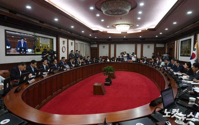 국무회의서 윤석열 검찰총장 후보자 인사발령안 의결