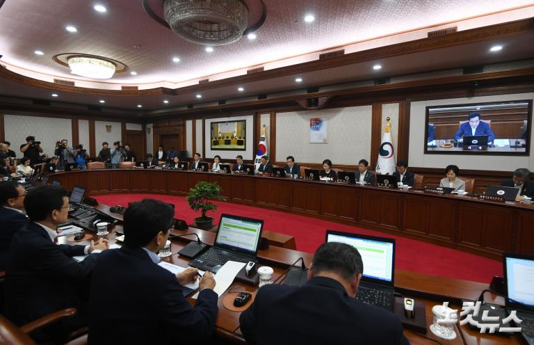 국무회의서 윤석열 검찰총장 후보자 인사발령안 의결