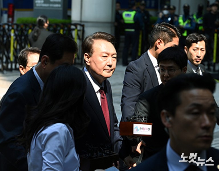 포토라인 지나치는 윤석열