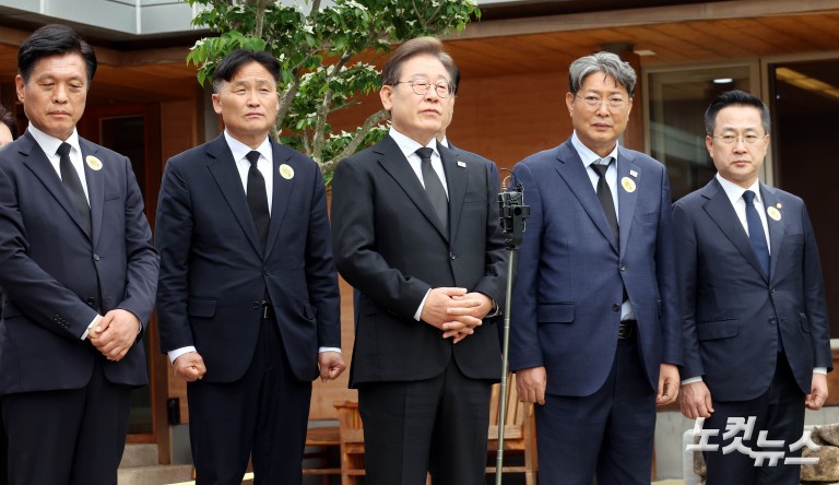 이재명, 노무현 전 대통령 관저 앞 백브리핑