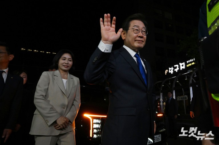 '당선 확실' 이재명, 당사 방문