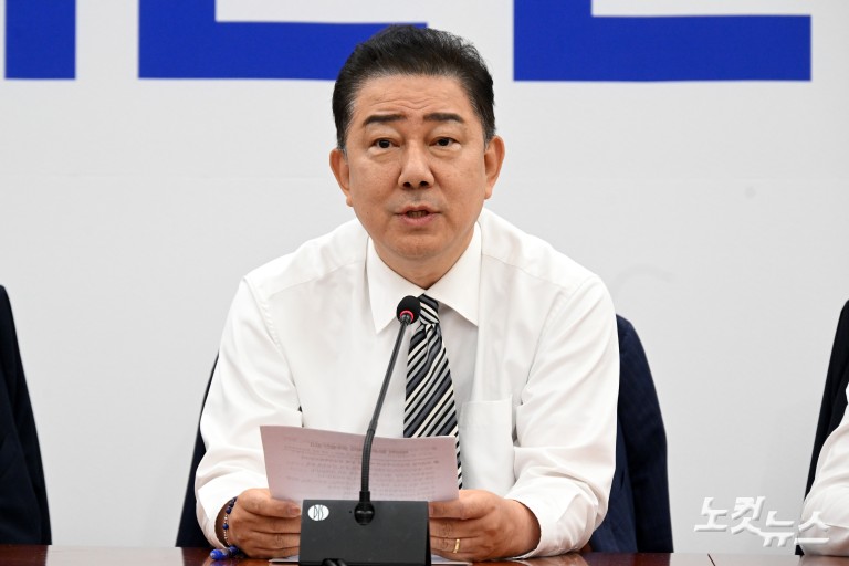 민주당 김병기 당대표 직무대행 겸 원내대표, 원내대책회의 첫 주재